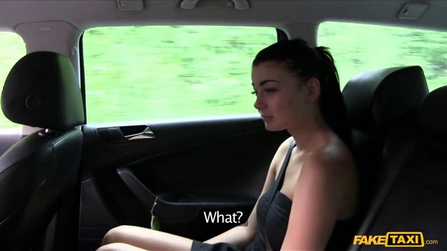 Стройная девушка с маленькими сиськами расплатилась с таксистом пилоткой