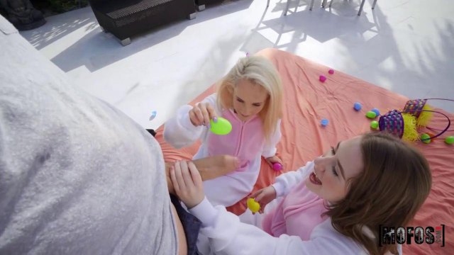 Мачо отымел во дворе в киски двух заек, которые живут по соседству с ним