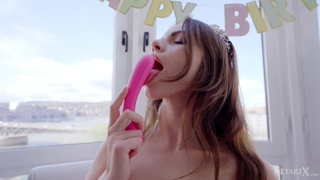Телка мастурбирует на каблуках и отмечает именины
