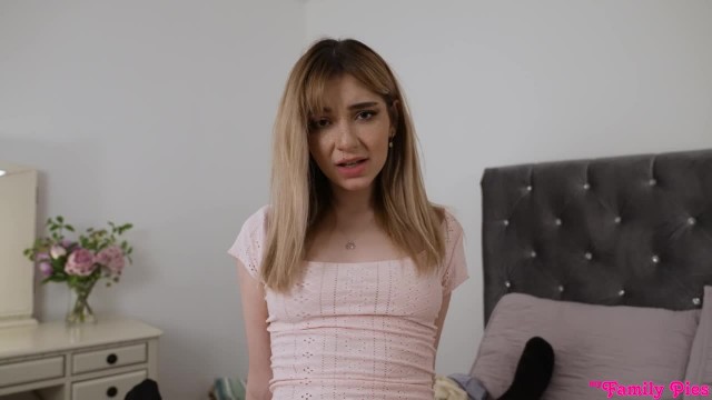 Молодая падчерица соблазняет отчима на горячий секс