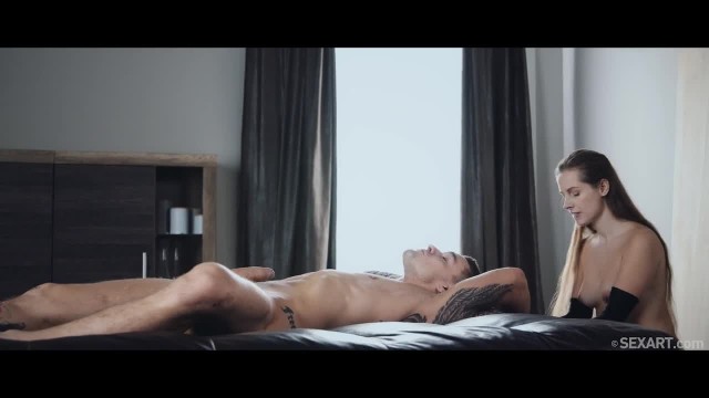 Сексуальная телка в перчатках трахает мужика сверху